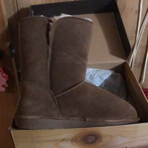 Bearpaw boots (size10) never worn
